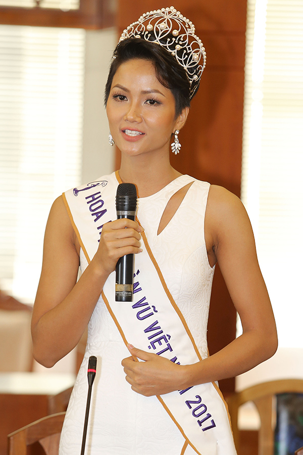 HHen Niê và hai Á hậu đọ sắc cùng Miss Universe 2008 Dayana Mendoza